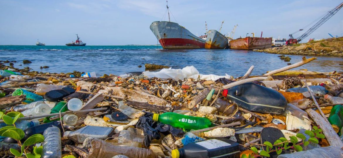 Colon,,Panama,-,April,15,,2015:,Waste,And,Pollution,Washing